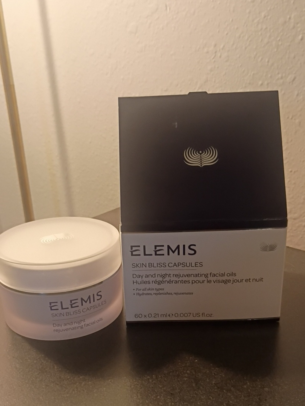 ELEMIS Skin Bliss Capsules Day & Night Facial Oils - White